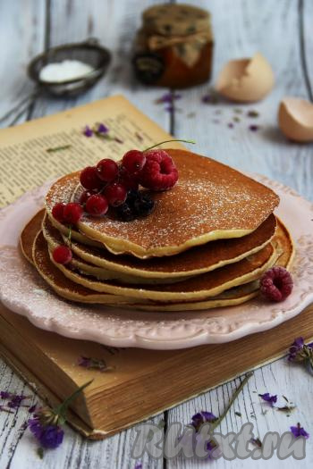 Панкейки, замешанные на сметане, получились очень вкусными, внутри они пышные и воздушные. 