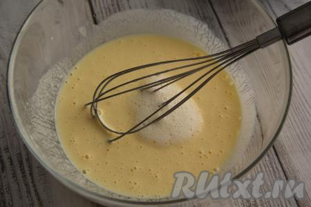 Соду погасить уксусом (или лимонным соком), добавить в миску со сметанной массой, перемешать.