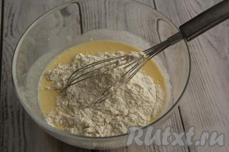 Постепенно начать всыпать муку, замешивая тесто для панкейков венчиком.
