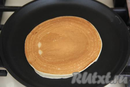 Жарить панкейк с другой стороны до золотистого цвета, затем переложить на тарелку. Постепенно приготовить все панкейки (у меня получилось 10 штук), обязательно перемешивая тесто перед выкладыванием следующей порции теста на сковороду.&nbsp;