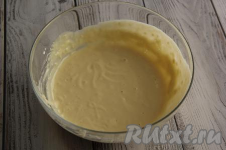 Тесто должно получиться в меру густым и однородным.