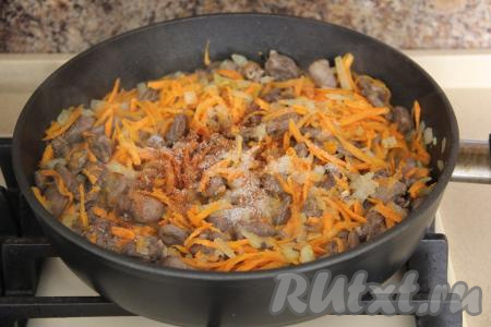 Обжарить сердечки с морковкой и луком минут 5, иногда перемешивая. Добавить соль и специи, перемешать.&nbsp;