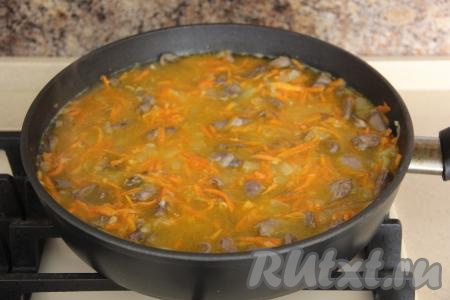 Перемешать рис с куриными сердечками. Влить 600 мл горячей воды, снова перемешать. Накрыть сковороду крышкой, дать воде закипеть и сразу уменьшить огонь до минимума.