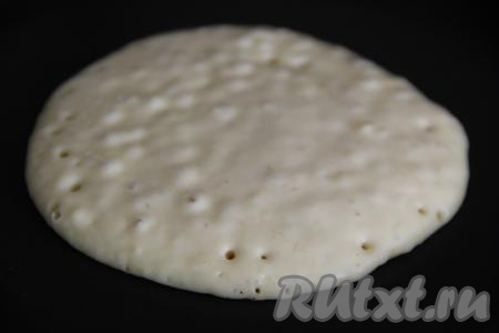 Жарить банановый панкейк на среднем или ниже среднего огне. Когда на поверхности панкейка начнут лопаться пузырьки, перевернуть его на другую сторону, поддев лопаткой.&nbsp;