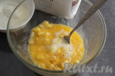 Перемешать бананово-яичную массу вилкой (или венчиком). Добавить гашёную соду. Я погасила соду уксусом, можно погасить несколькими каплями лимонного сока. Тщательно перемешать.