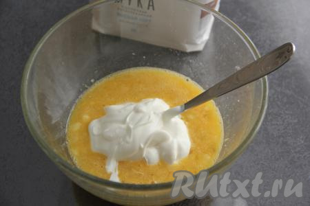 В миску выложить сметану, всыпать соль и перемешать.