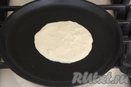 Сковороду хорошо разогреть. Обычно панкейки выпекаются на сухой разогретой сковороде, но допускается и смазывание сковороды небольшим количеством растительного масла. В центр разогретой сковороды выложить 1-2 столовых ложки теста, сформировав круглый панкейк. Я выкладывала по 1,5 столовых ложки теста, диметр панкейка получился, примерно, 10 см.
