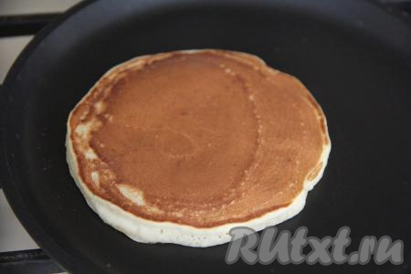 Продолжить выпекать с другой стороны до золотистого цвета. Готовый панкейк переложить на тарелку. А оставшееся тесто перемешать и постепенно пожарить все панкейки. У меня из указанного количества ингредиентов получилось 12 панкейков, замешанных на сметане с добавлением банана.