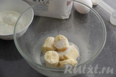 Банан почистить и поломать на кусочки. В подходящую миску выложить кусочки банана и сахар.