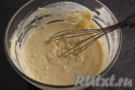 Добавляя муку, важно ориентироваться именно на консистенции теста. Тесто для панкейков должно получиться не очень густым, возможно, будут ощущаться небольшие кусочки банана.