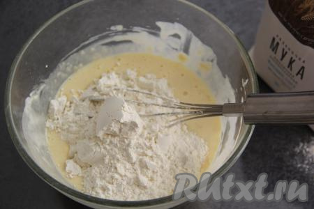 Начать постепенно добавлять просеянную муку, каждый раз хорошо перемешивая венчиком.