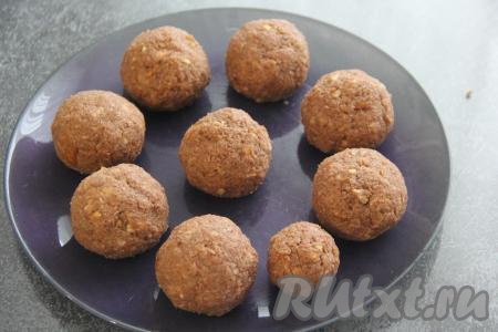 Из получившейся массы сформировать шарики любого размера. У меня получилось 8 пирожных весом по 70 грамм и одно пирожное с грецкий орешек. Поставить пирожные в холодильник на пару часов.&nbsp;