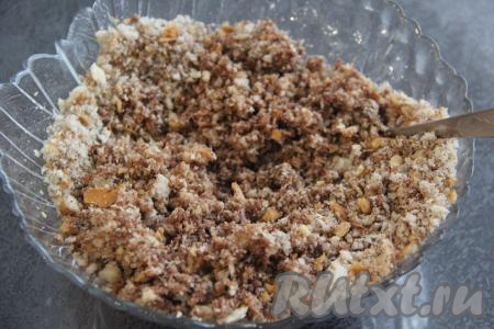 В молоко всыпать сахар и перемешать до полного растворения сахара. Влить смесь молока и сахара в смесь сухих ингредиентов. 