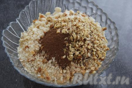 Соединить крошку из батона, какао с ванилином и орехи, перемешать сухие ингредиенты.&nbsp;