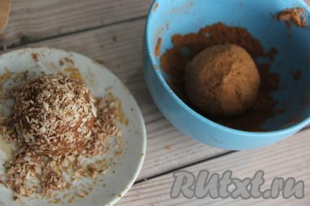 Обвалять каждое пирожное в кокосовой стружке или в какао.