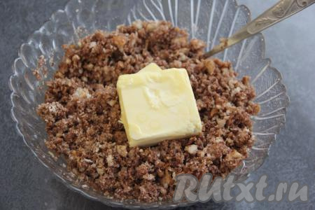 Перемешать массу ложкой, добавить мягкое сливочное масло и перемешать до однородного состояния. Масса для приготовления пирожного "Картошка" получится пластичной.&nbsp;