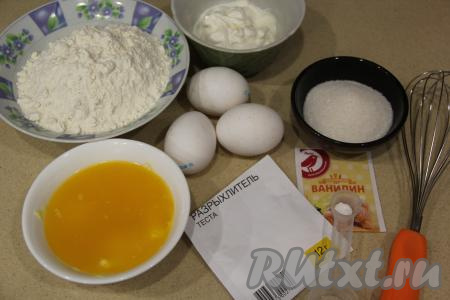 Подготовить продукты для приготовления мягких вафель на сметане в электровафельнице. Сливочное масло растопить до жидкого состояния, дать немного остыть.