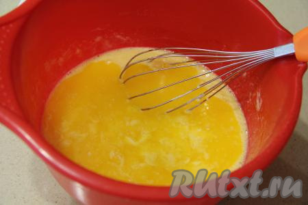 Влить растопленное масло и перемешать.