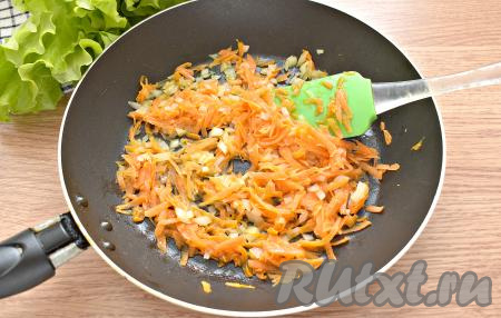 Хорошо прогреваем растительное масло на сковороде, а затем выкладываем морковку с луком. На умеренном огне обжариваем овощи до мягкости (примерно, в течение 5 минут), периодически перемешиваем.