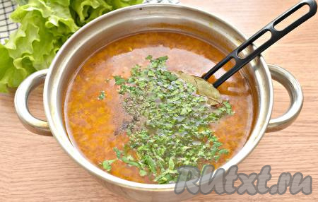 В конце приготовления в суп с килькой в томате, картошкой и вермишелью добавляем лавровый лист, измельчённый зубчик чеснока, по вкусу солим и перчим, провариваем буквально 2-3 минуты. Затем выкладываем в суп нарезанную зелень (подойдёт укроп, петрушка), даём закипеть и выключаем огонь. Оставляем рыбный суп настояться после варки под крышкой минут на 5.