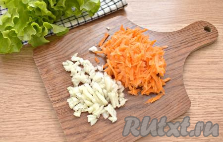 Луковицу нарезаем на маленькие кусочки. Натираем на тёрке морковку.