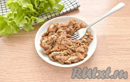 Открываем баночку с килькой. Перекладываем содержимое в тарелку и совсем немного разминаем вилкой. Кильку перекладываем в кастрюлю, где уже почти сварился картофель, даём закипеть и провариваем суп минуты 2-3 на небольшом огне.