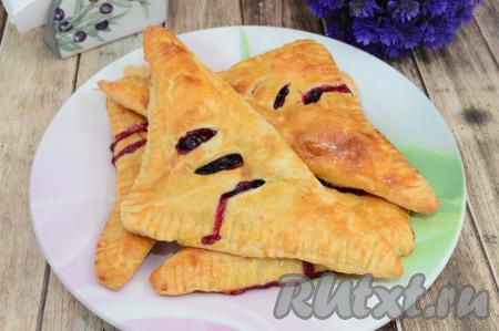 Аппетитные, вкусные слойки с чёрной смородиной, достав из духовки, немного остудить и можно подавать к чаю или кофе. В этой выпечке очень удачное сочетание сочной ягодной начинки и слоёного теста, попробуйте!