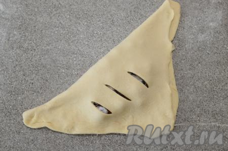 Сформировать слойку, накрывая край с начинкой краем с надрезами. Получится треугольная слоечка.