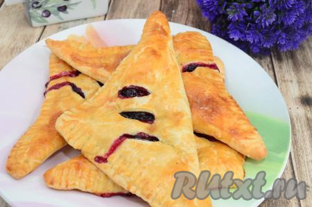 Слойки с чёрной смородиной