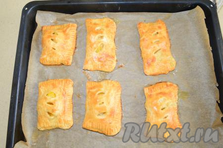 Выпекать слойки в духовке, заранее прогретой до 200 градусов, в течение 20-25 минут (до золотистости).