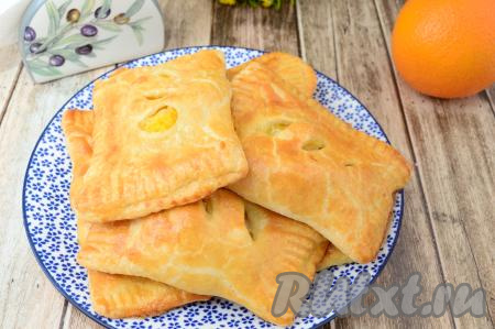 Аппетитные, очень вкусные, ароматные слойки с апельсином можно сразу подавать к столу. Моему младшему сыну так хотелось отведать этих слоечек, что он стал их кушать, не дожидаясь остывания.