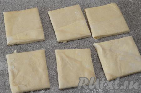 250 грамм разморозившегося слоёного теста разделить на 6 равных частей.