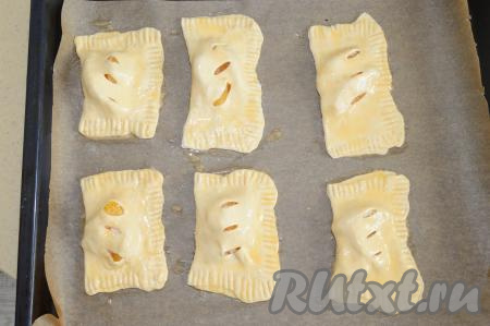 Сырое яйцо взбить вилкой и смазать им поверхность слоек. Удобно это делать при помощи кулинарной кисти.