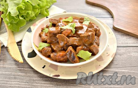 Говядина, тушёная в мультиварке, получается мягкой, аппетитной и очень вкусной, подать её можно с любым гарниром (например, макаронами, гречкой, картошкой или рисом), поливая томатным соусом, в котором готовилось мясо.