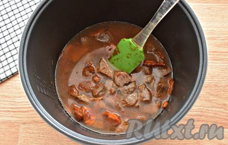 Содержимое чаши заливаем 300 мл тёплой кипячёной воды, хорошо перемешиваем, крышку мультиварки закрываем и на 1 час включаем программу «Тушение». Готовим до окончания программы.