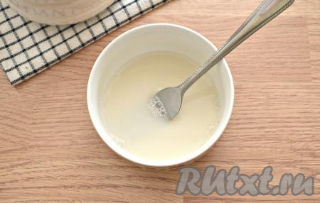 В небольшую миску всыпаем муку, заливаем её 100 мл тёплой кипячёной воды, тщательно перемешиваем.