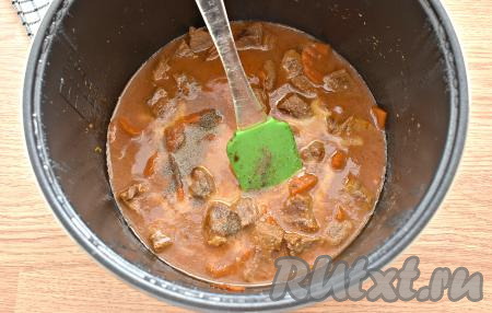 После того как говядина протушится в томате 1 час, открываем мультиварку. Получившуюся мучную смесь выливаем к говядине, перемешиваем. По вкусу солим и перчим, снова перемешиваем. Вновь крышку мультиварку закрываем. Продолжаем готовить на программе «Тушение» ещё 20 минут.&nbsp;&nbsp;