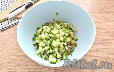 Аналогично нарезаем и свежий огурец, тоже перекладываем в миску.