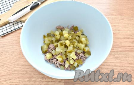 Для данного салата можно взять солёные или маринованные огурчики или, как у меня в этот раз, - маринованные и свежие. Маринованные огурчики нарезаем на кубики, примерно, такого же размера, как и мясо, добавляем в миску с говядиной.