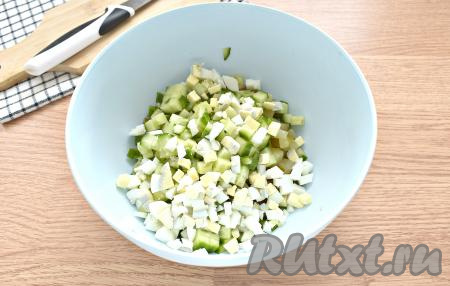 Сюда же добавляем и яйца, нарезанные на маленькие кубики.