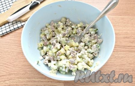 Перемешиваем все составляющие салата.