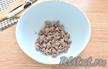 Мякоть говядины промываем, перекладываем в кастрюлю, заливаем водой, ставим на сильный огонь, после закипания удаляем пену, по вкусу солим. По желанию, можно добавить в воду 3-4 горошины чёрного перца. Говядину отвариваем в течение 1 часа. Возможно, времени потребуется больше, всё зависит от качества мяса. Также в отдельной посуде отвариваем куриные яйца вкрутую (варим 10 минут после закипания), затем их остужаем и очищаем. Варёную говядину достаём из бульона, остывшее мясо нарезаем на маленькие кубики и перекладываем в миску.