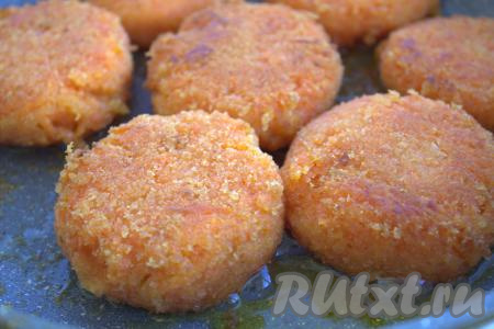 Жарить морковные котлеты на среднем огне до золотистого цвета с двух сторон.