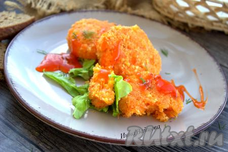 Вкусные, достаточно сытные морковные котлеты подавайте к столу в горячем виде с домашними заготовками, овощным салатом или любимым соусом. Котлетки, приготовленные из варёной моркови с добавлением манки, получаются аппетитными снаружи и нежнейшими внутри.