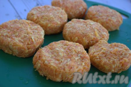 Из получившейся морковной массы сформировать котлеты желаемой формы (у меня получилось 7 штук).