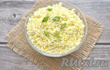 Даём сочному, нежному салату, приготовленному из крабовых палочек с яблоком и плавленным сыром, пропитаться в течение 30 минут в холодильнике, а потом подаём на стол, украсив, по желанию, зеленью.