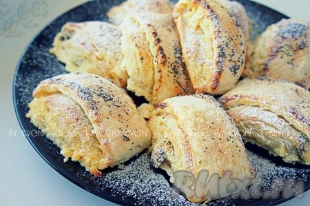 Слойки с творогом и изюмом