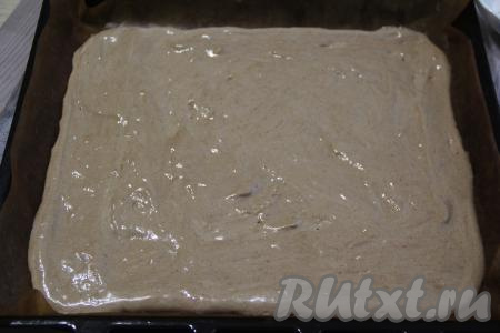 Застелить противень тефлоновым ковриком (или пергаментной бумагой) и выложить бисквитное тесто, разровнять его и поставить в разогретую духовку.