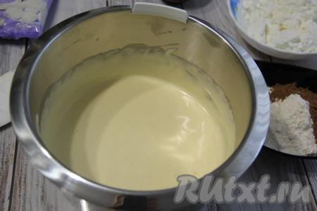 Взбить яйца с сахаром на максимальных оборотах миксера в течение 7-8 минут. Масса должна увеличиться в объёме в несколько раз и посветлеть.