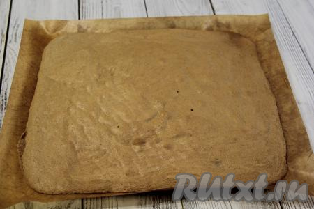 Выпекать бисквит минут 10-15 минут при температуре 180 градусов. Готовность проверьте, проколов бисквит сухой зубочисткой, если зубочистка после прокола останется сухой, сразу доставайте корж из духовки, пересушивать выпечку не нужно.